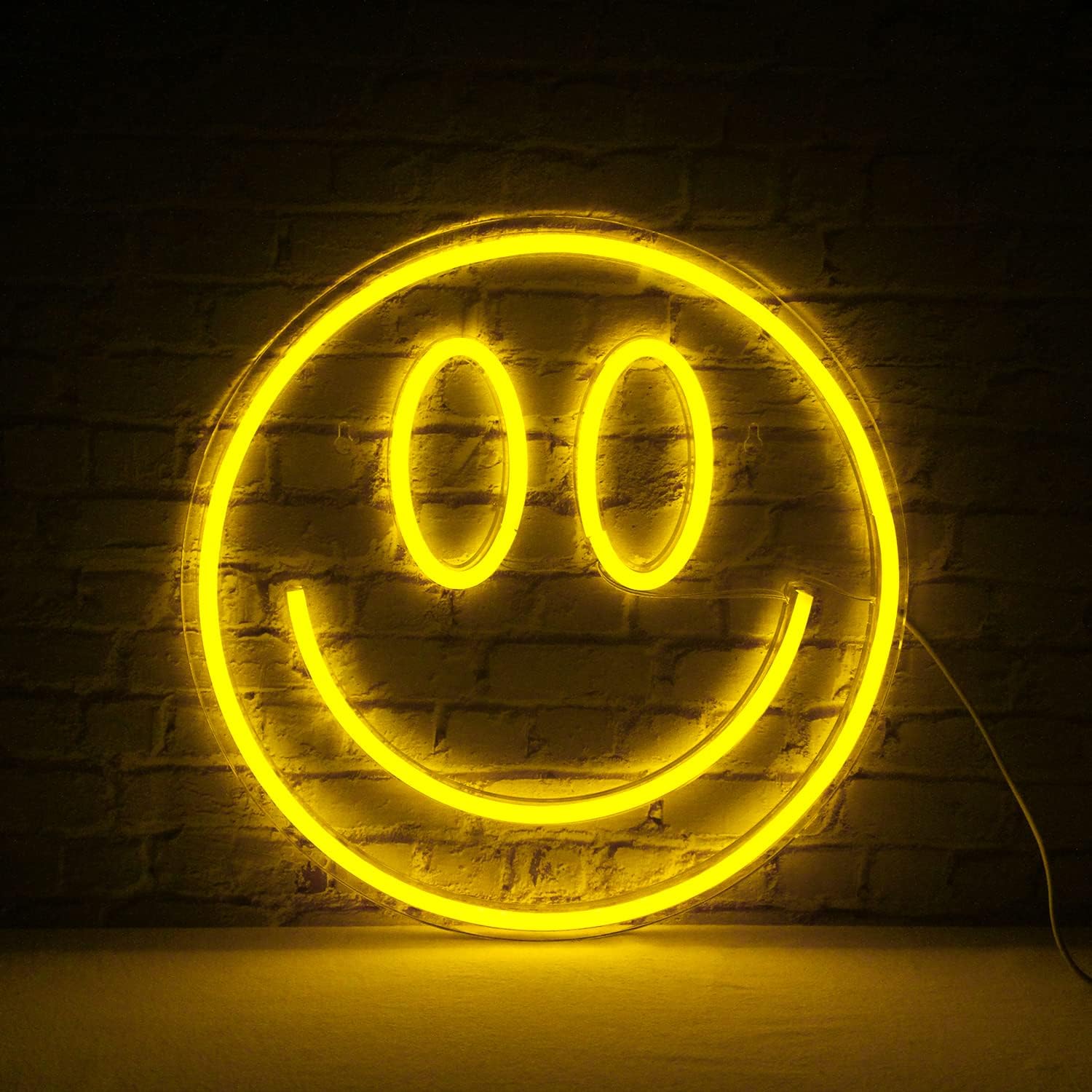 Tanda neon LED tersenyum di dinding