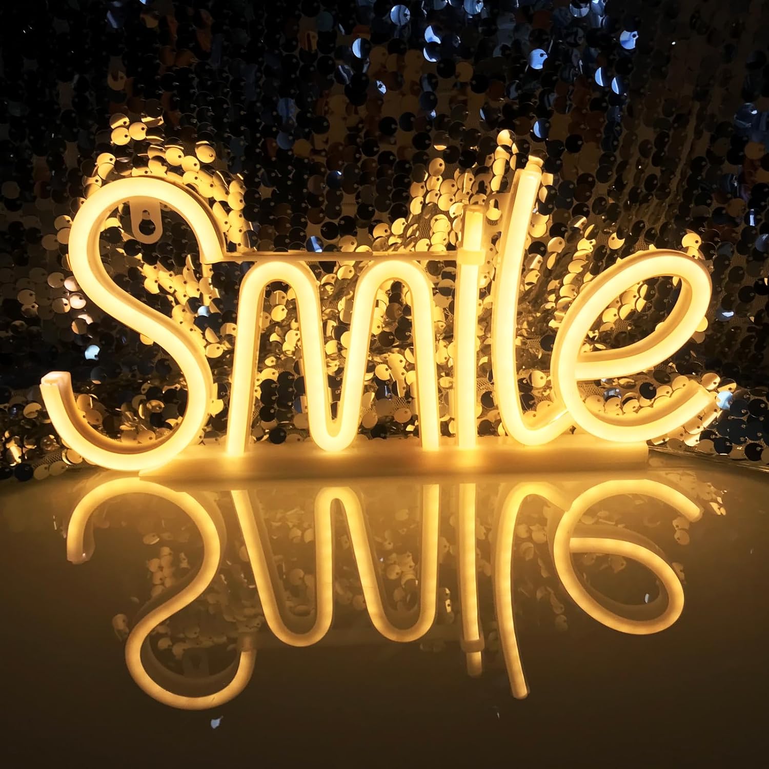 Senyum memimpin tanda bersinar di lampu neon dinding