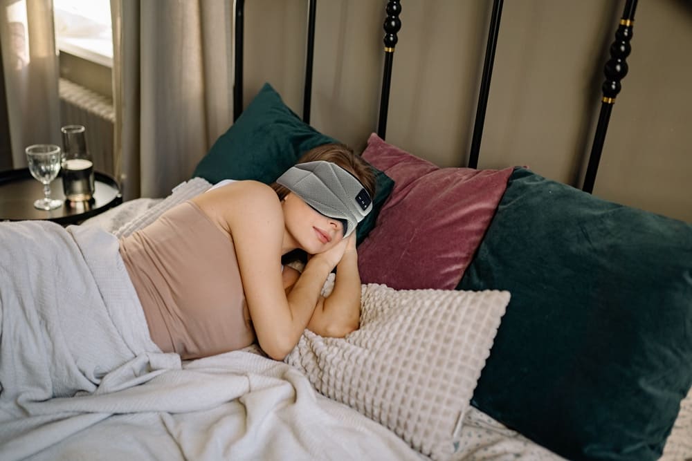 Masker mata tidur dengan headphone bluetooth nirkabel